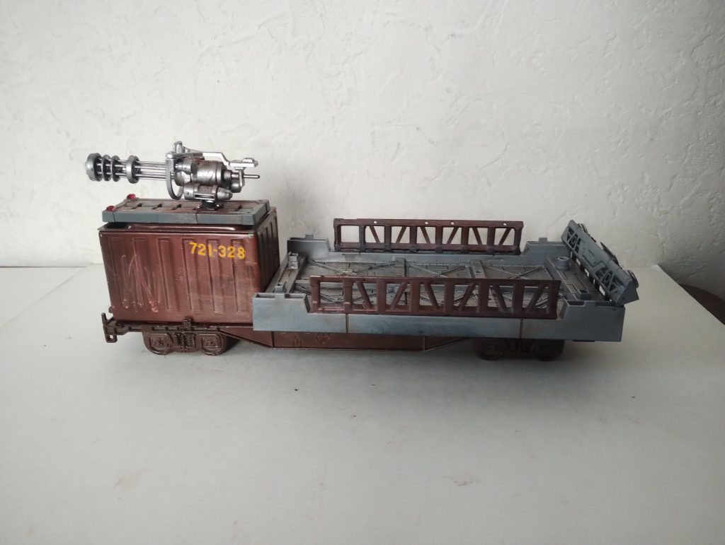 【KOKIM-25】MS運搬車両 Gワゴン回収したMSを基地まで運ぶ車両。前面にはコンテナを積載可能、さらにガトリング砲も積める。同じく100均のコキ100系貨車とコンテナとガトリングガンを使用しています。