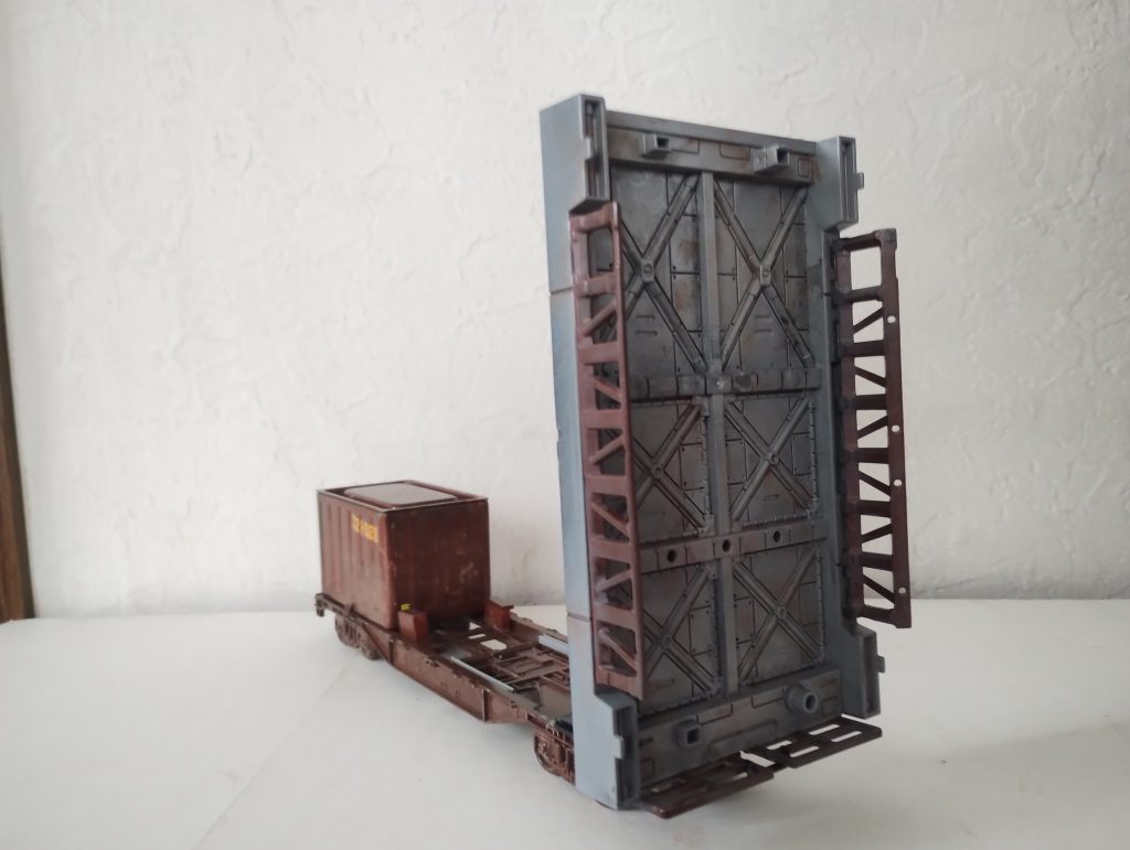 ワゴンは起こすことができる。ヒンジ代わりにコンパクト三面鏡を使用しています。