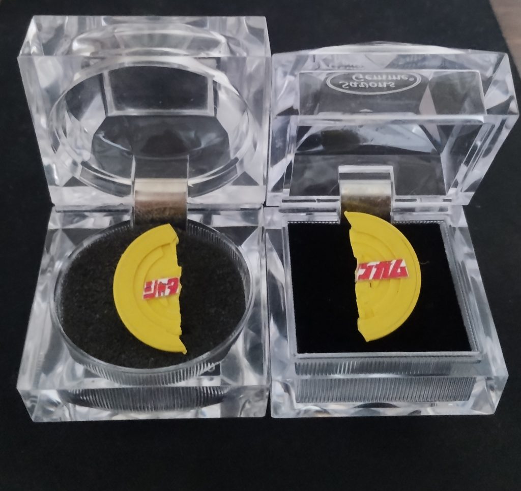 【おまけ】緊急呼び出し用指輪指輪を合わせて「出てこいシャダーンガム！」と叫べばやってくるぞ。千人力が痛烈な僕らのシャダーンガム、強烈だ！（登場の際「パパラパー」という排気音がするという。）