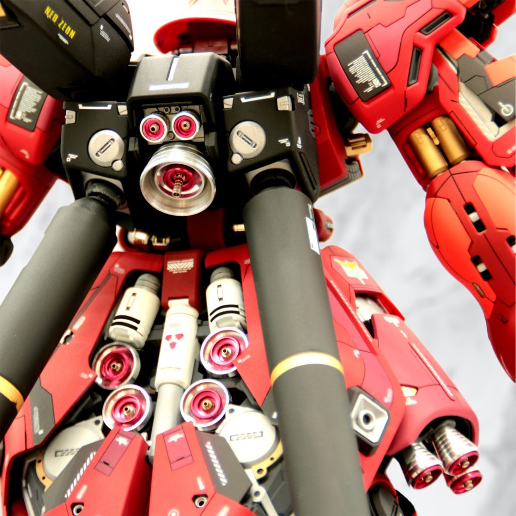 メタルパーツに置き換えできないスラスター類は、金属表現塗装しています。