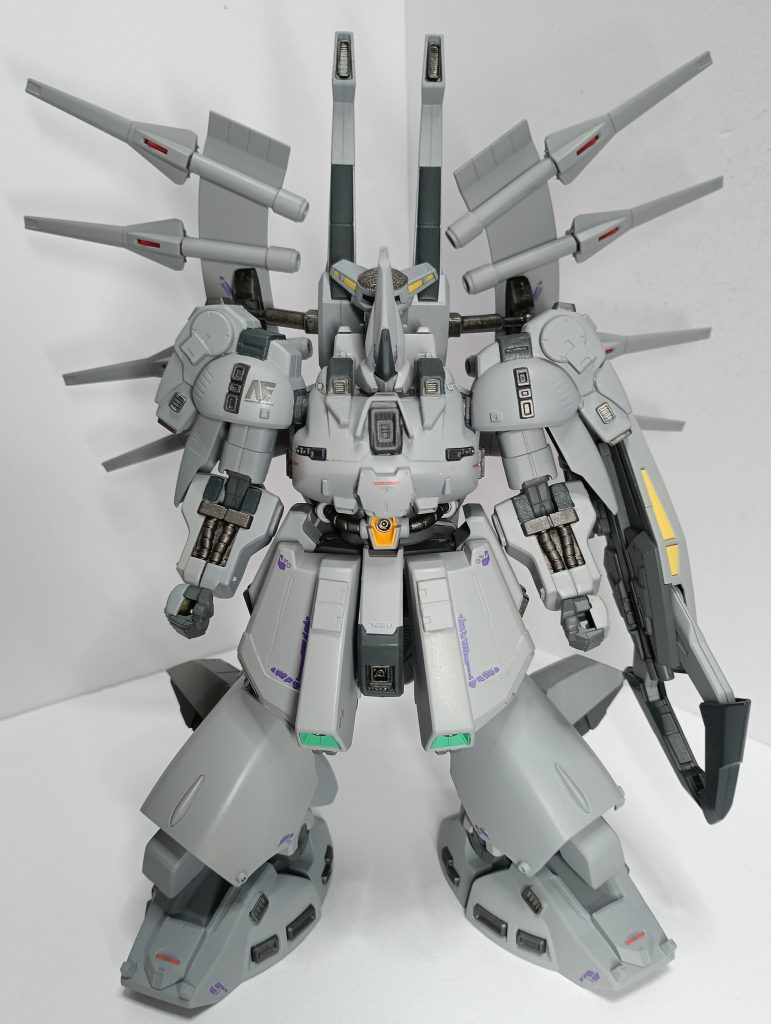 主な改造点は、各所にパーツの貼り付け。太ももを4.8mmほど延長。サザビーの腰部を移植等を行っています。