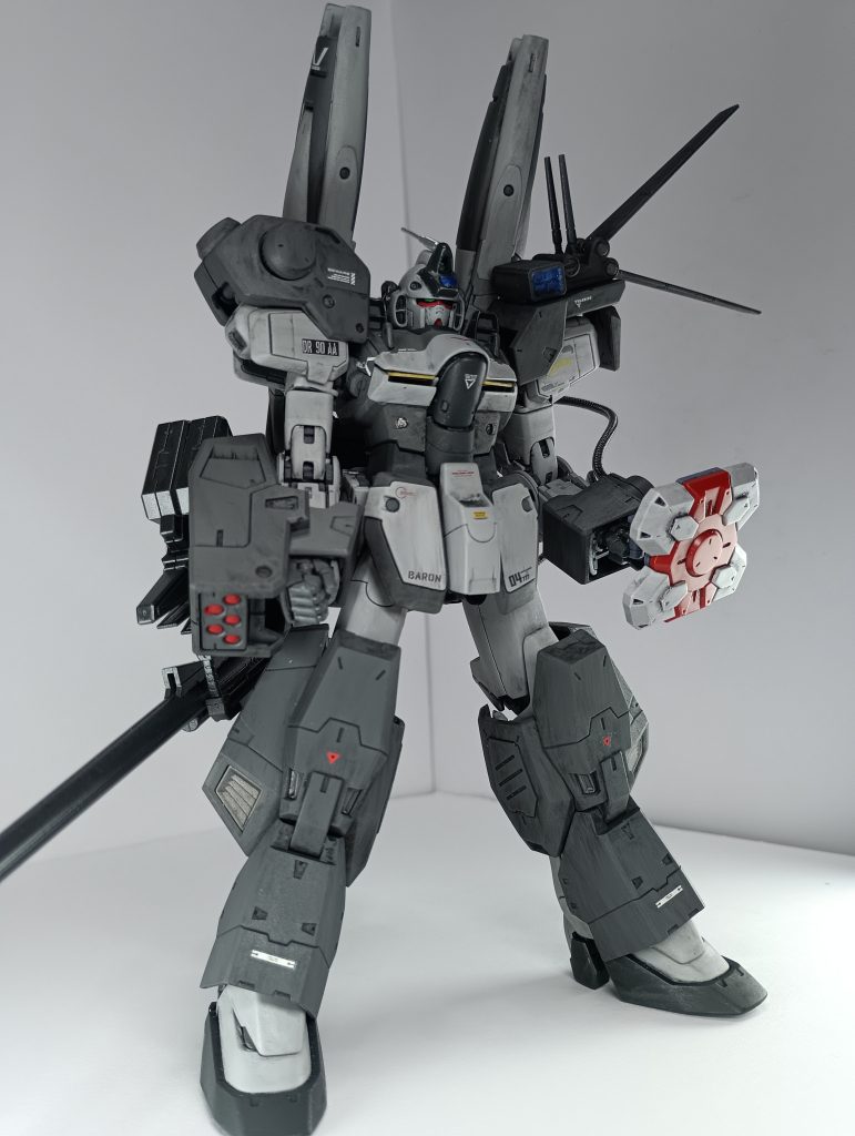 右肩のIフィールド・ジェネレーター、左手の試作型メガ・ビーム・シールドはKタイプ。左肩の大型精密照準補佐センサー群、と右手のロング・ライフルはLタイプ。脚部小型ミノフスキークラフトはJタイプ。右腕部グレネード・ランチャーはBタイプ…とF90のミッションパックの継ぎ接ぎ（パッチワーク）です。