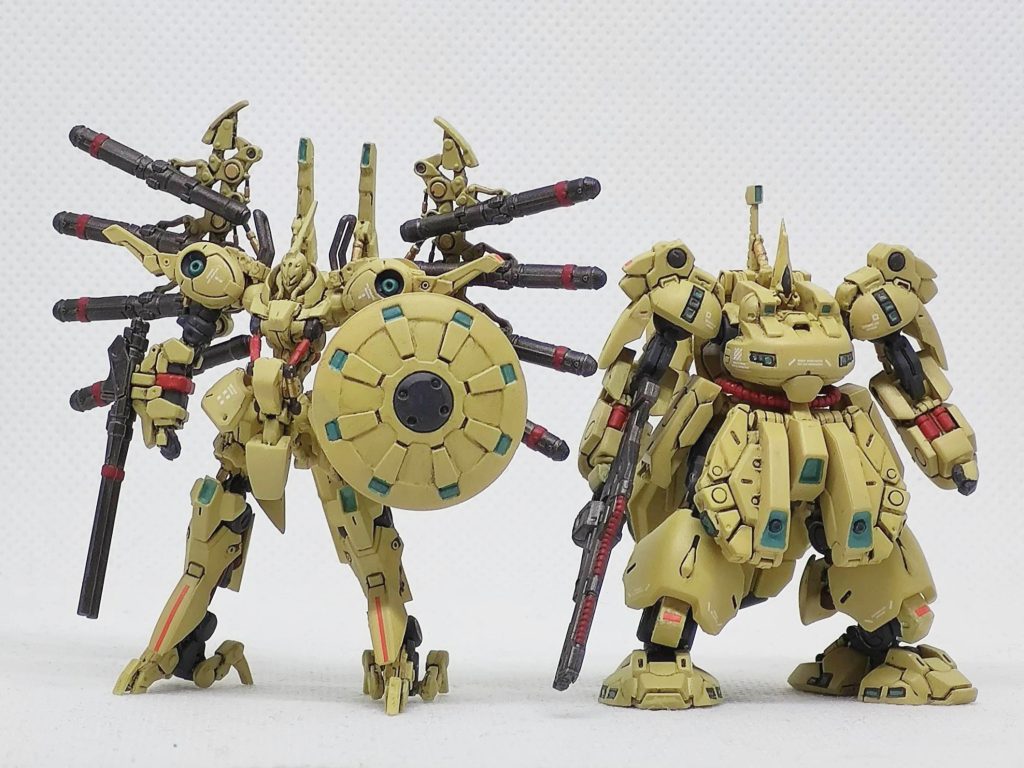 凸凹コンピ感がありますが、パラス・アテネがデカく感じるのは背中の対艦ミサイルラックのためで、外すと体高はほぼ同じです。