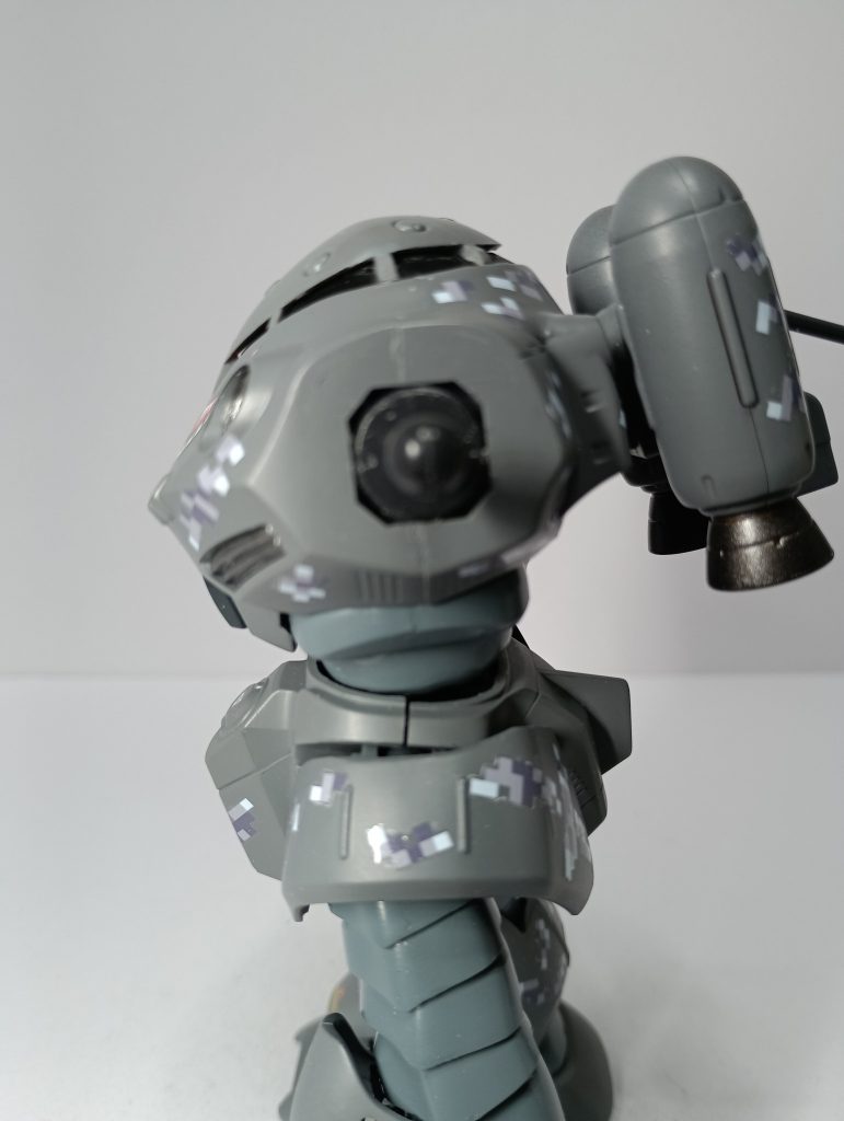 元キットの頭部がのっぺりとした印象を受けたので、頭部を斜め設置。(隙間はパテで成形)あと、前のめりになるよう腰部のパーツを成形しました。