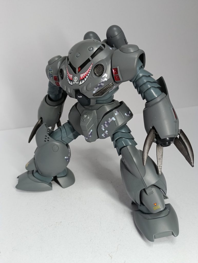 ついでにピクセル迷彩(海洋迷彩)も貼り付け。水中航行時を考慮し、背面に多く貼り付けています。(背部の画像は最後に貼り付けます。)