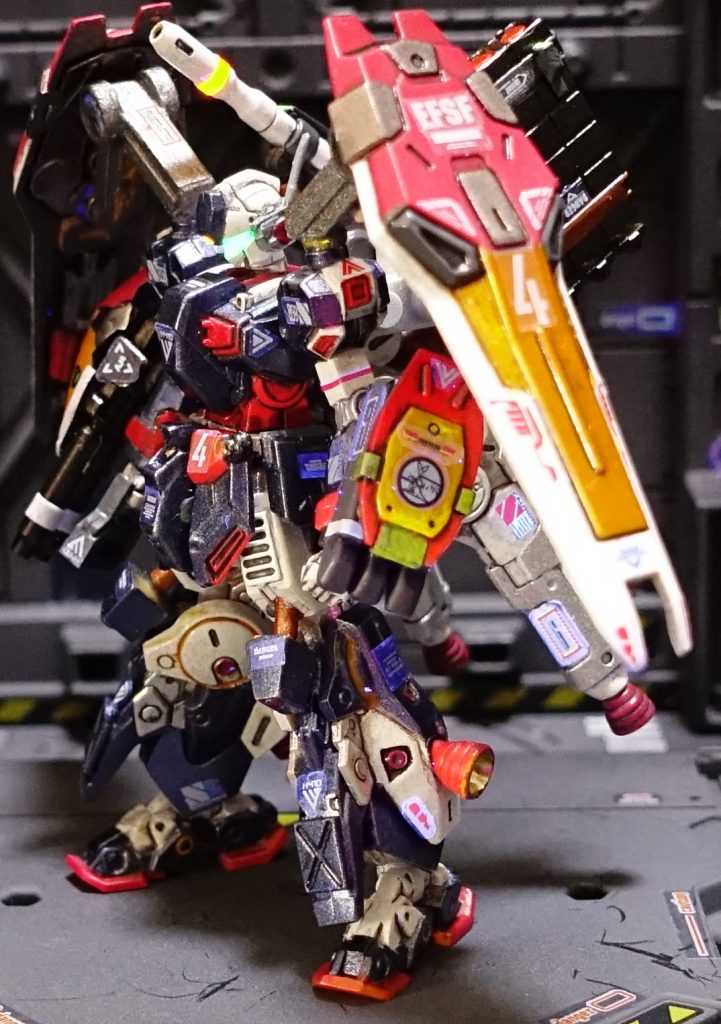 3.&nbsp;&nbsp;&nbsp;&nbsp;&nbsp; そのパトロールに配備された複数の機体は、視覚的威嚇効果を意図し、一年戦争時代にこのエリアに配備されその無双ぶりが語り継がれるフルアーマーガンダムのカラーリングをオマージュしている。