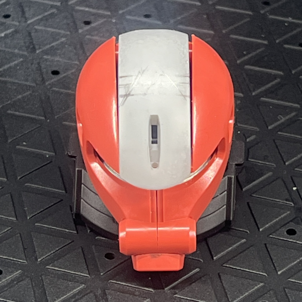 PGシャア専用ザク２。&nbsp;パテで埋めてサフ吹いて、もう一度スジ彫りチャレンジの準備をしました。&nbsp;上手くいかなかったら、塗装を頑張ります。&nbsp;上手くいっても、塗装頑張るんですけどねｗ（2枚目）