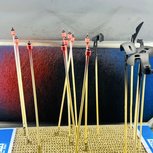 3度目までスジボリチャレンジしましたが、局面だと自分は苦手ｗ スジボリされてる所のモールドを深掘りし、塗装を頑張ります。 黒立ち上げの準備と、オリジン調のシャア用の動力パイプ塗装成功！ｗ動力パイプ繋げると、こんな感じにｗ ファーストだと、動力パイプただのピンクだけですが、オリジンだと黒のパイプにピンクの塗装がされています。 自分はオリジンシャア専用ザク２が好きなので、面倒ですがコッチを採用しましたｗ（2枚目）