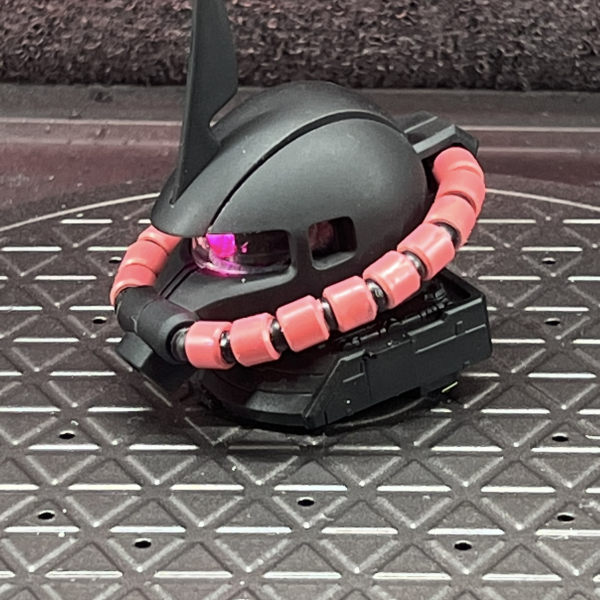 PGシャア専用ザク2。 まだ塗装途中ですが、先にモノアイを改造してみました。&nbsp;PGはモノアイの色が赤なんですけど、ピンクになるように発光ダイオードを取り換えて軽い電気工事してみましたｗ&nbsp;イイ感じになりそうですｗ&nbsp;楽しみだぁ！！！ｗ&nbsp;&nbsp;（3枚目）