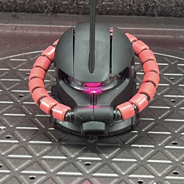 PGシャア専用ザク2。 まだ塗装途中ですが、先にモノアイを改造してみました。&nbsp;PGはモノアイの色が赤なんですけど、ピンクになるように発光ダイオードを取り換えて軽い電気工事してみましたｗ&nbsp;イイ感じになりそうですｗ&nbsp;楽しみだぁ！！！ｗ&nbsp;&nbsp;（2枚目）