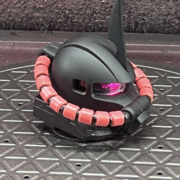 PGシャア専用ザク2。 まだ塗装途中ですが、先にモノアイを改造してみました。&nbsp;PGはモノアイの色が赤なんですけど、ピンクになるように発光ダイオードを取り換えて軽い電気工事してみましたｗ&nbsp;イイ感じになりそうですｗ&nbsp;楽しみだぁ！！！ｗ&nbsp;&nbsp;（4枚目）