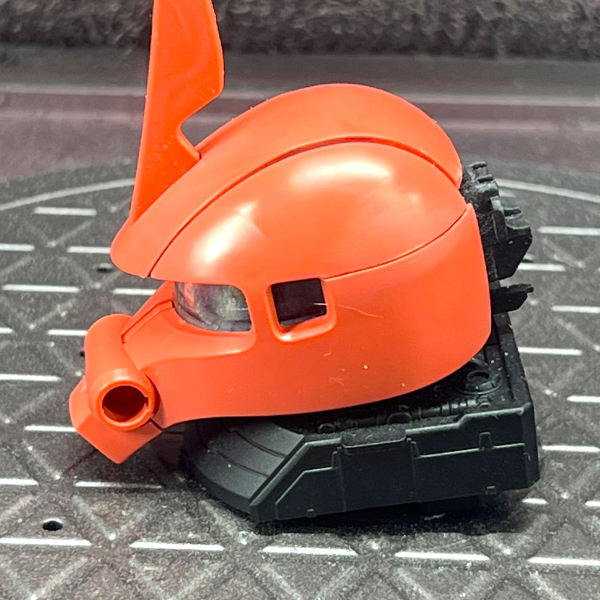 PGシャア専用ザク2。 スジボリ修行してみたかいあって、「PGシャア専用ザク2の頭部サイド」に綺麗なモールド追加できましたｗ スジボリって楽しいなぁ！！！ｗ&nbsp;(zaku-kao5)（2枚目）