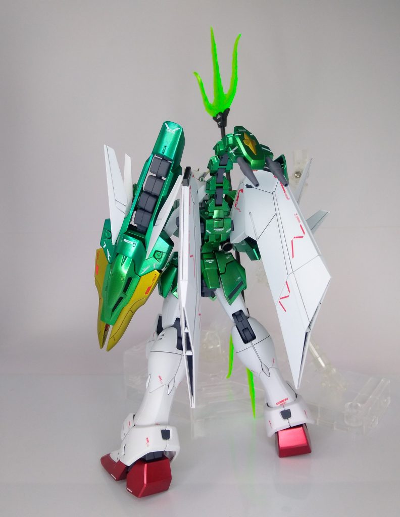 基本的に素組みですが、腹部ポリキャップを1mm下へズラし、頭部軸受け部を削り、それぞれ可動範囲を若干ですが拡げました。塗装は白・・・ガンダムカラーMSホワイト緑・・・クレオスGXメタルイエローグリーンの上にクリアーブルー赤・・・ガイア・プラーマリーメタリックレッド金・・・クレオススーパーゴールドの上にクリアーイエロー関節・・・メカサフのままドラゴンハングの蛇腹?は悩みましたがグレーで塗装しました。胴体の赤部がより際立って見えるのでこれで良かったと気に入っております。緑・赤・金色部にはガイアEXクリアー光沢、それ以外はクレオスのスーパースムースクリアーつや消しでコートしました。