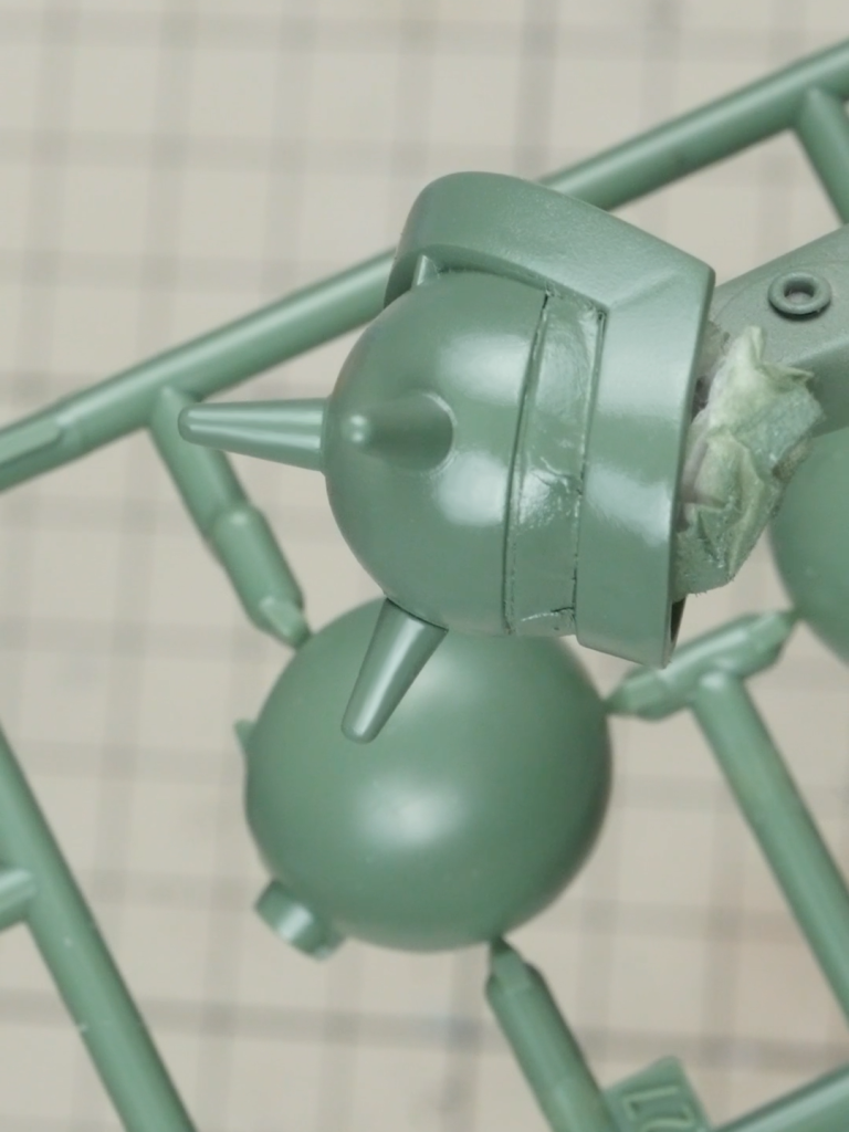 そこで、これだけのために4万円ほどするエアブラシのセットを買って、塗料はアクリジョンで調色。吹いてみました。成型色と見分けがつかないくらいにできたかと思います。