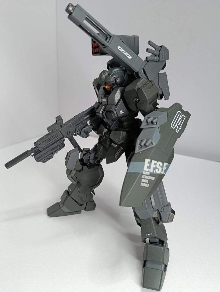 ビームライフルにはグレネードを追加。盾は腕に取り付けています。