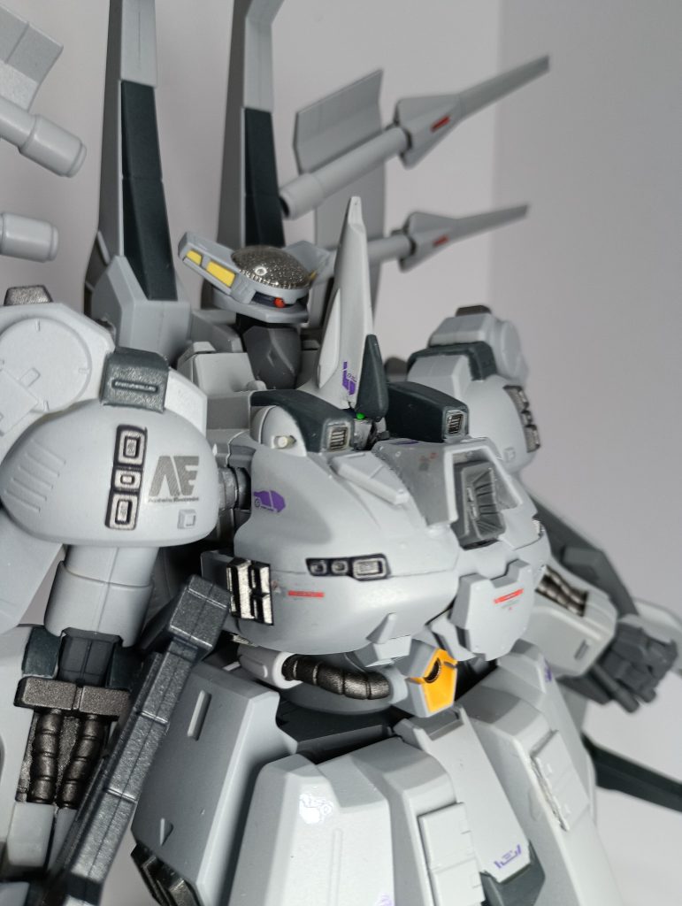 Ex-Sガンダム同様。胸にIフィールド発生器を装備。ボリノーク・サマーン頭部にある人工知能が敵を分析。操縦者をサポート。あとサイコフレームも各所に配置している設定です。