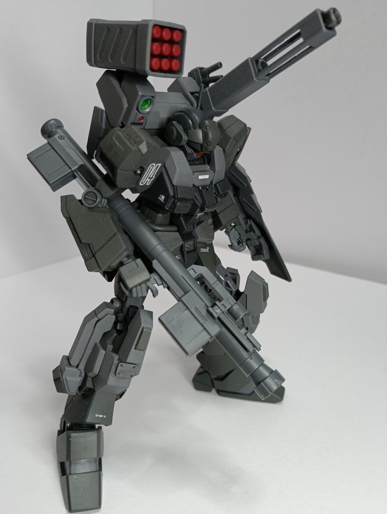 通常キャノンは右側に配置されていますが、バズーカーを持たせたかったので、左側にしています。