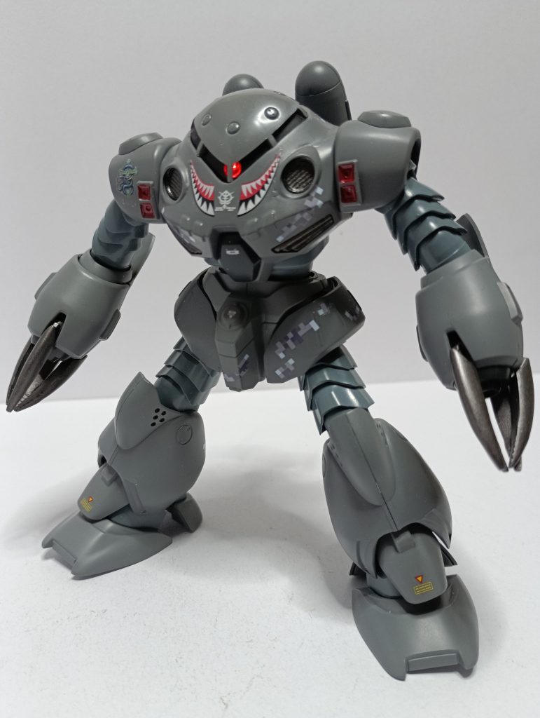 頭部にスペースがあったので、LEDモジュールを追加。モノアイを発光させました。