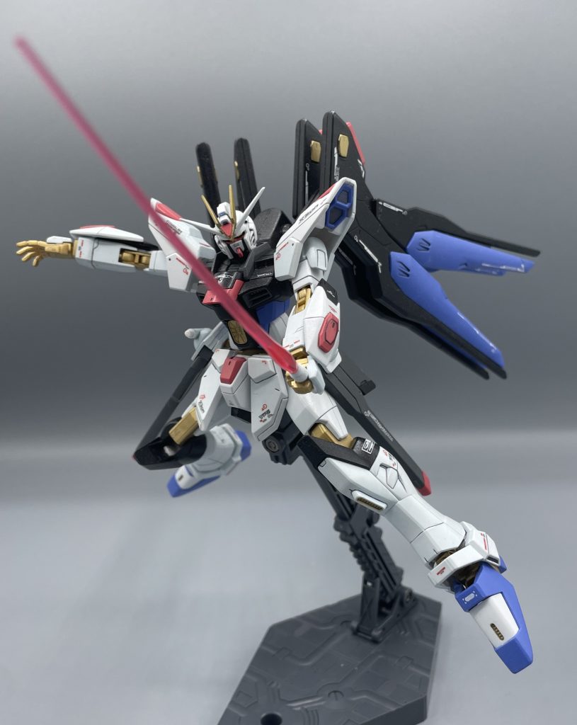 シュペールラケルタ・ビームサーベル　フリーダムガンダムのラケルタ・ビームサーベルの改良品。シュペールは、フランス語で「スーパー」を意味するらしいです。　　　　　　　スーパービームサーベルｗｗｗｗ　そもそも、この機体の初期名称案が「スーパーフリーダムガンダム」でしたからね。結局、もろもろの事情で現在の名称に落ち着きました。