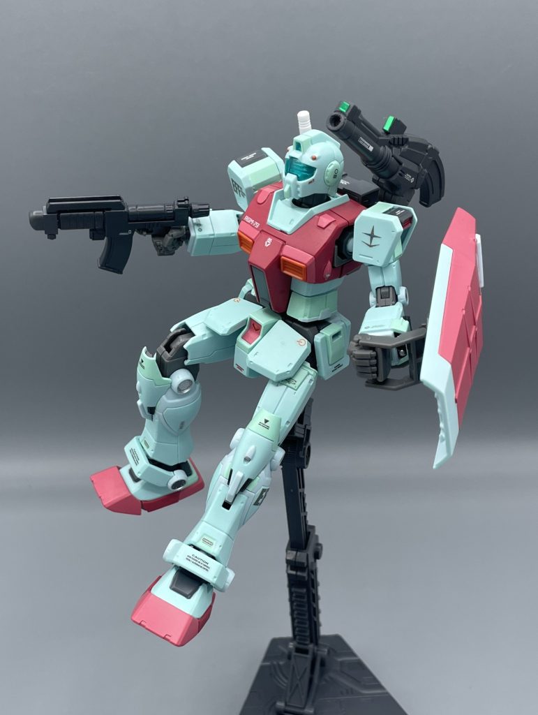 【前期型】ビーム・スプレーガン＆　　　　　　　　　　ショルダーキャノン　我々が見慣れたスプレーガンになる前のライフル。主にジャブロー配備のジムが携行していたそうです。　これまたオリジン名物のショルダーキャノン。左肩に装備するので、ビームサーベルの配置が右肩に変更されています。わざわざ左右反対に装備するのは、ちょっと面白いですね。