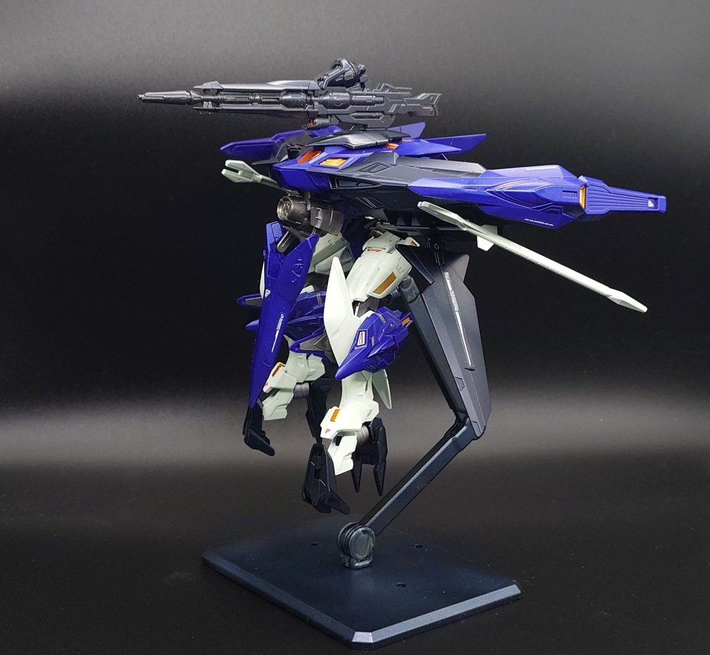 ビームランサーを2分割して装備しておけるのもいいと思います。ただ、全塗装してると差し込んでいるだけなのでキツイですね。今回のリメイクで追加されたグラップルクロー。同じACのウィングガンダムはRGで鳥脚モード追加されていたのでシンパシーを感じます。