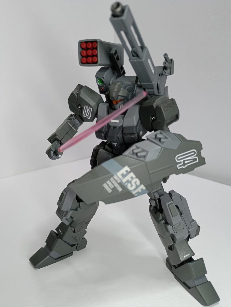 色は主にグリーングレイ。胸部はジャーマングレイで塗装。