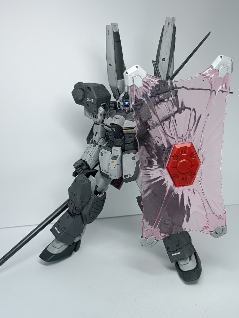 メガビームシールド。元の白部分は当初ライトゴーストグレイを塗ったのですが、あまり好みでなかったので、結局上からグレーのサフで塗りました。（逆ですね…(zaku-kao4)）