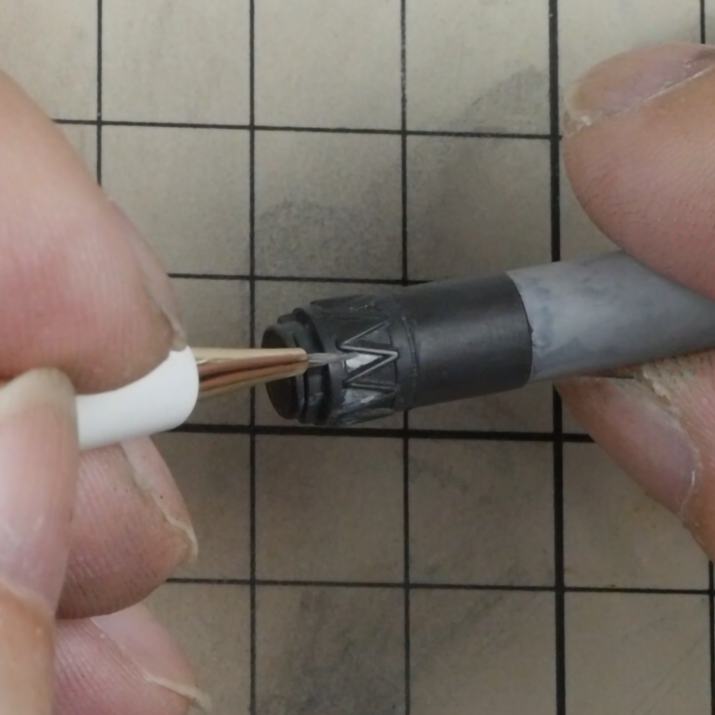 今回の最難関が、バズーカの先端にある三角形の網目の地の部分です。2mm×5mmくらいの地の部分だけにエナメルのスカイグレイを塗りました。網目の側面に触れないようにするのが難しく、毛細管現象で角に吸い込まれ、何度も拭ってやり直しをしました。