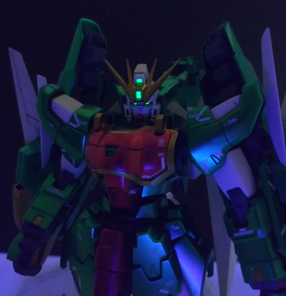 いつもどおりカメラ類は蛍光カラーで塗っているので、ブラックライトでビコーンします。以上、アルトロンEWでした。最後までご覧いただきありがとうございました。