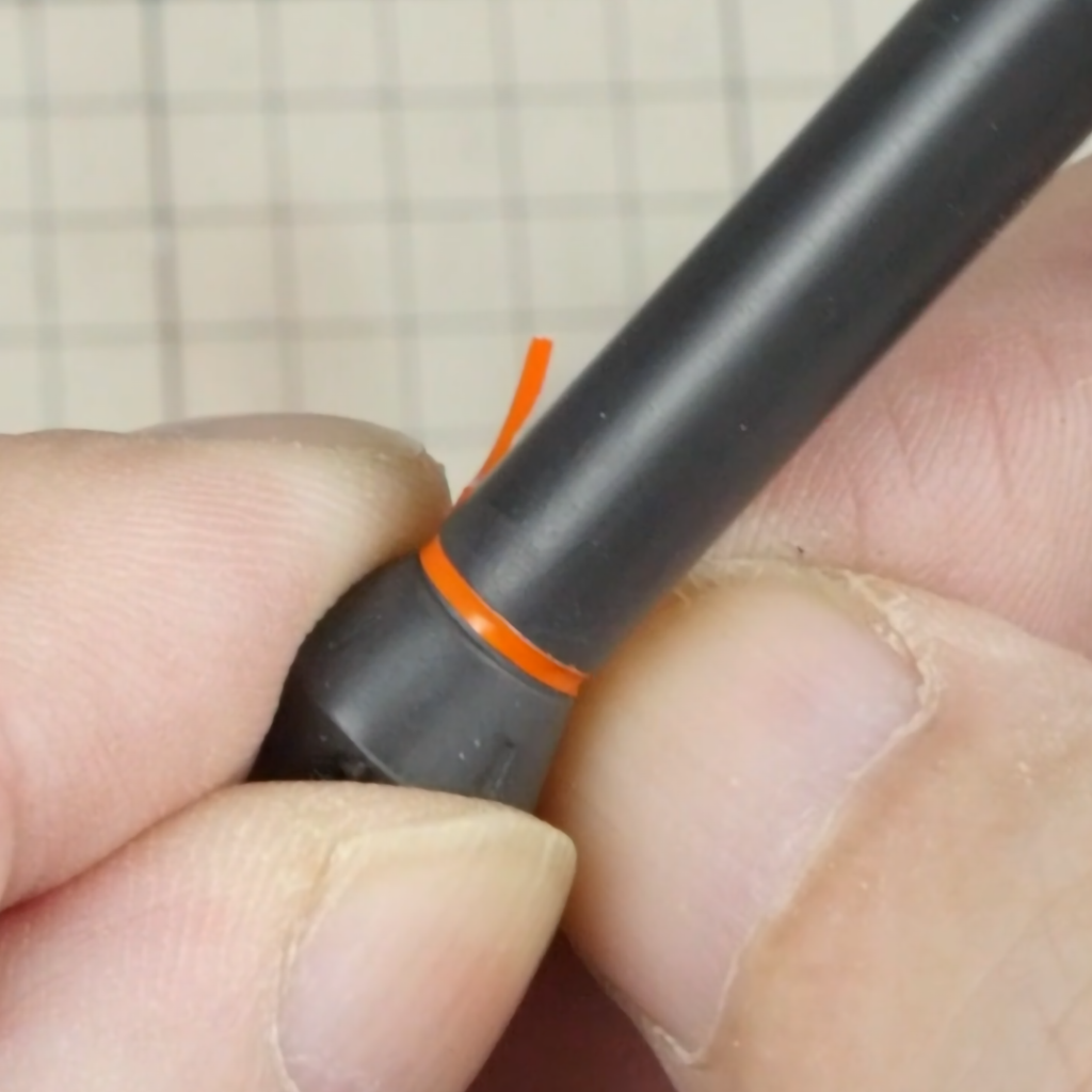 バズーカの後端のオレンジの溝は、少しヤスって深くした後、シールの白の余白部分をオレンジに塗り、細く切り取って巻き付けました。これで溝の底だけオレンジに塗ったような感じにできました。