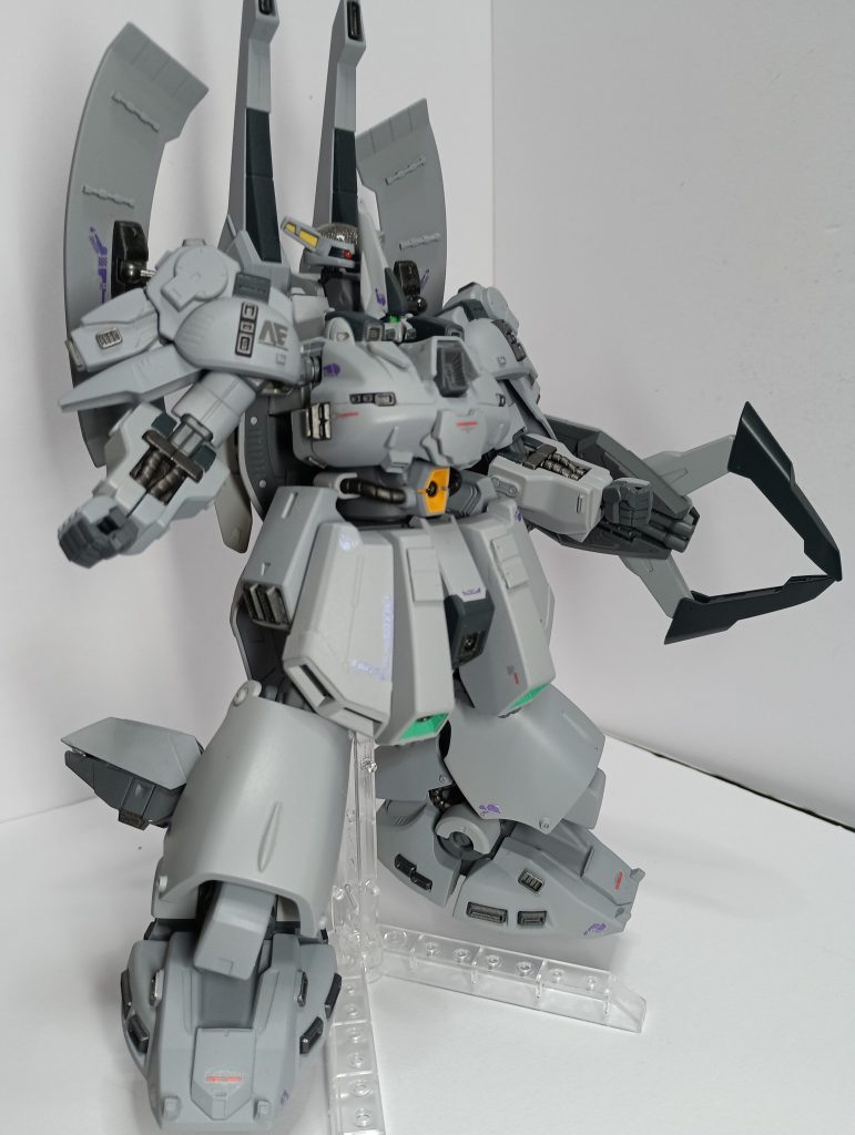 ハイメガキャノン。連射可能ですが、コックピットが熱くなるので、連続使用は不可ですW