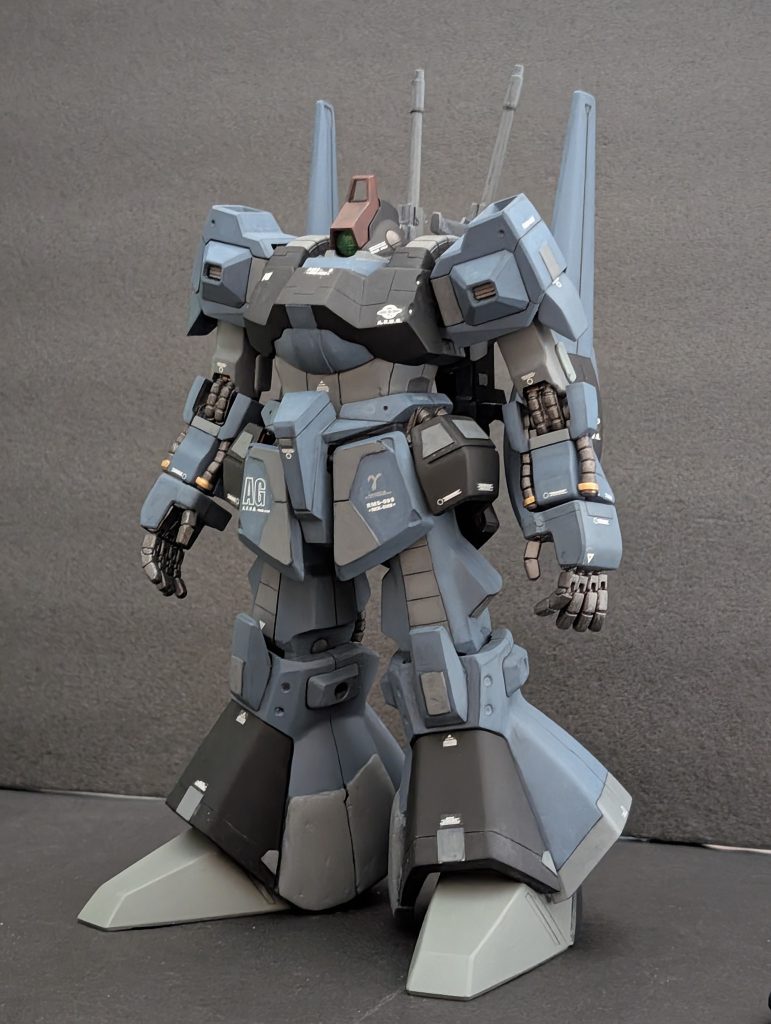 スジ彫りやらプラ板やらパテやら…大変でした。筆塗り全塗装です。