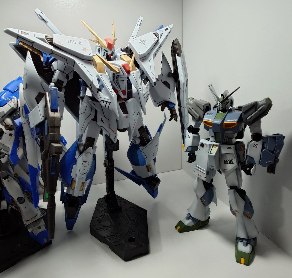 作品名：Ξデカッッ!!<p>ディスプレイの整理をしながらHG Ξと先日投稿した量産型”風”νガンダムを並べてみました。同スケールとは思えない大きさ…レーンくんはこんな体格差の中やっていたのか…相手視線で考えるとΞの化け物感は [&hellip;]</p>
