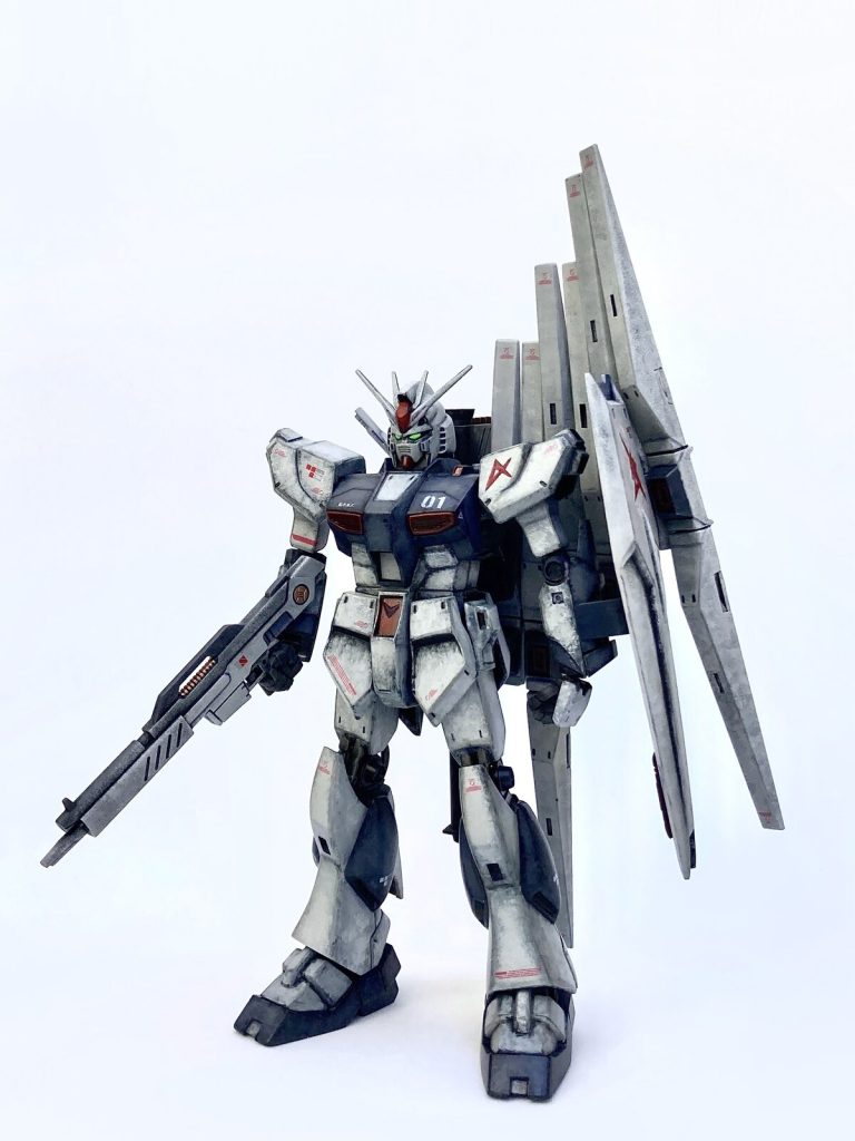 各部のマーキングには、主に「HJモデラーズデカール セイラマスオ専用セット」の赤を使いました。淡い色合いで、空気遠近法を考慮した見え方にできるので使いやすいです。右肩やシールド、ふくらはぎに貼った3つの四角マークや、胸の01ナンバー等はエペクトステッカーです。こちらは100均アイテムで、やや印刷が粗い部分もありますが、この仕上げ方ならそこまで気にならず。