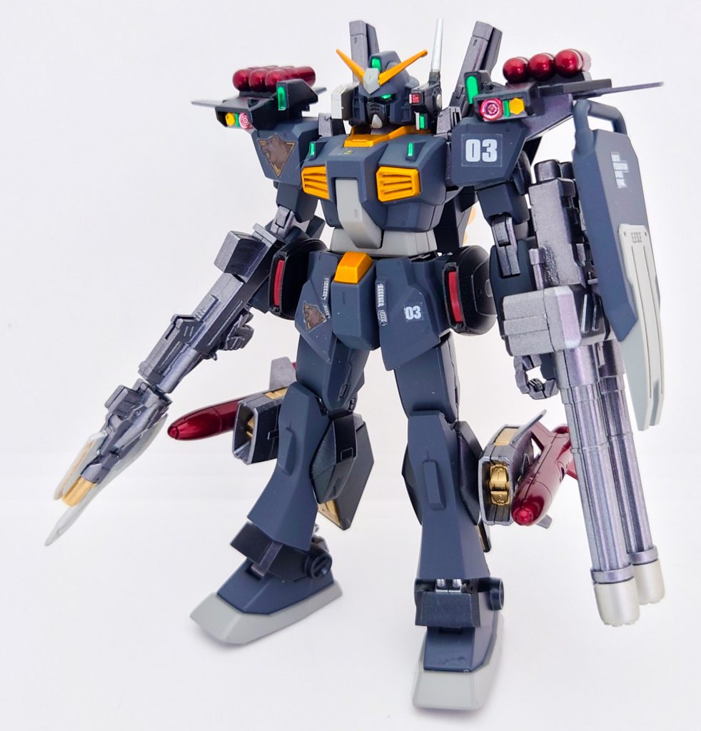 カラーリングは、市街地戦闘を配慮したカラーリングでガンシップグレイをメインに仕上げました。ちなみに、腕部はEz-8を脚部はネモのパーツを流用しております。