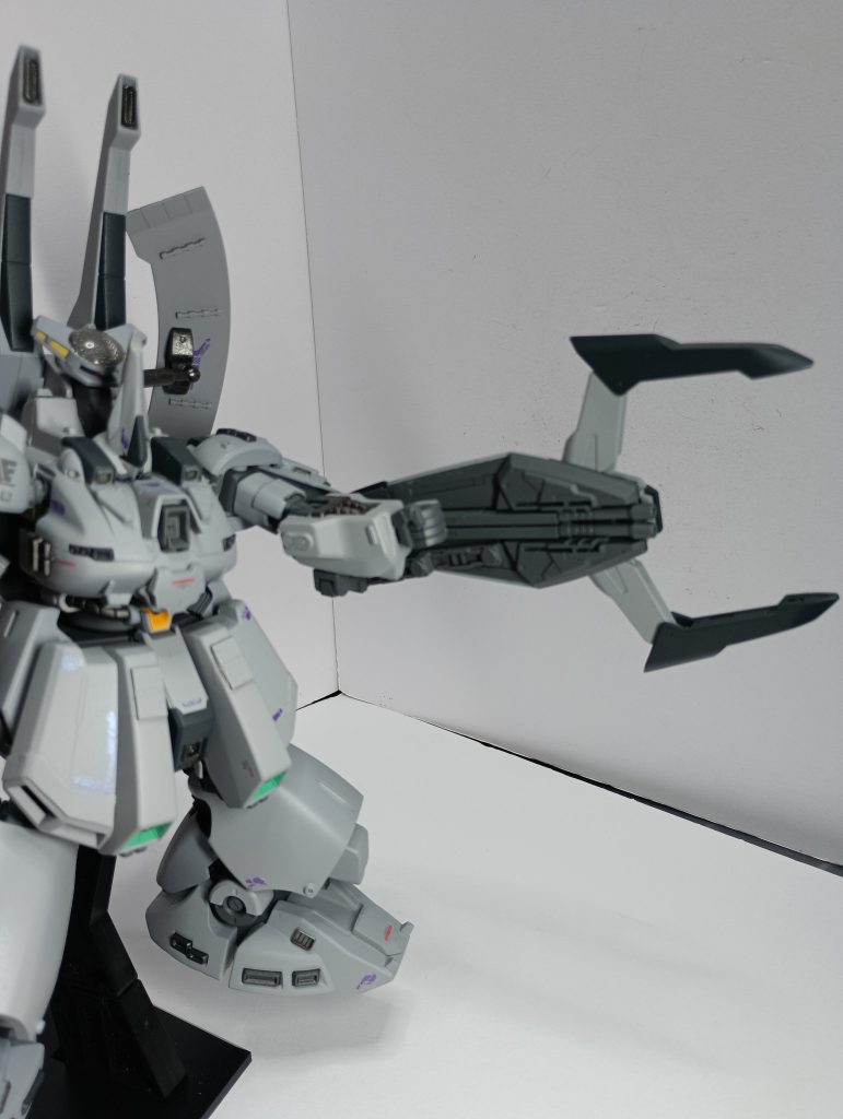 シールドはアームを使って腕と繋がってるので、格闘戦時に多少伸びます。