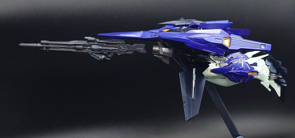 ライフル付けるとバスターメガ粒子砲を塞いでしまうのでアサルトモードと同様に天面でもいいかもしれません。宇宙空間だと空気抵抗も無いですし。