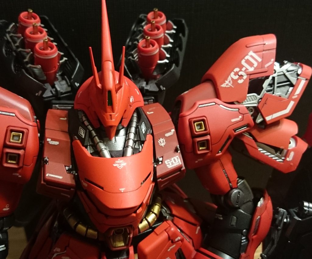 マニュアル通りに近い色のスプレー缶を買い漁り、赤系三色、ガンメタルやゴールド、シルバー、メタルブラック、つや消しトップコートを揃えました。結構悩んだ。ランナーも多く1本じゃ足りず買い足しながらだったので、めちゃくちゃお金がかかった記憶があります。