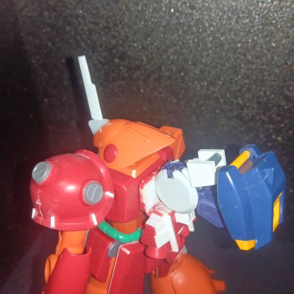 バックパックはハイゼンスレイⅡの変形用部品よりドラムフレームを流用、アームはオプションパーツセット13を使用しました。アーム長は仮、基部で脱着可能。ヘイズルのブースターポットは可動します。（2枚目）