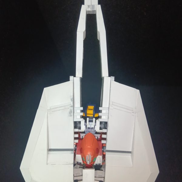 全体像見えて来ました！資料のバックショットを真似てMS形態では、テール部品は2段階に折り畳みます。MA形態の頭周りの空白は、シールドのカバー箇所=シールドながーーい(looong)（2枚目）