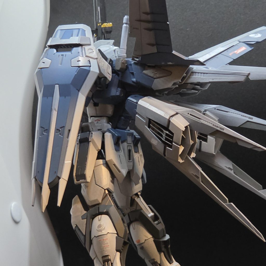 後ろ姿が、カッコいいガンダムかなぁと思うのですが、どうですか？