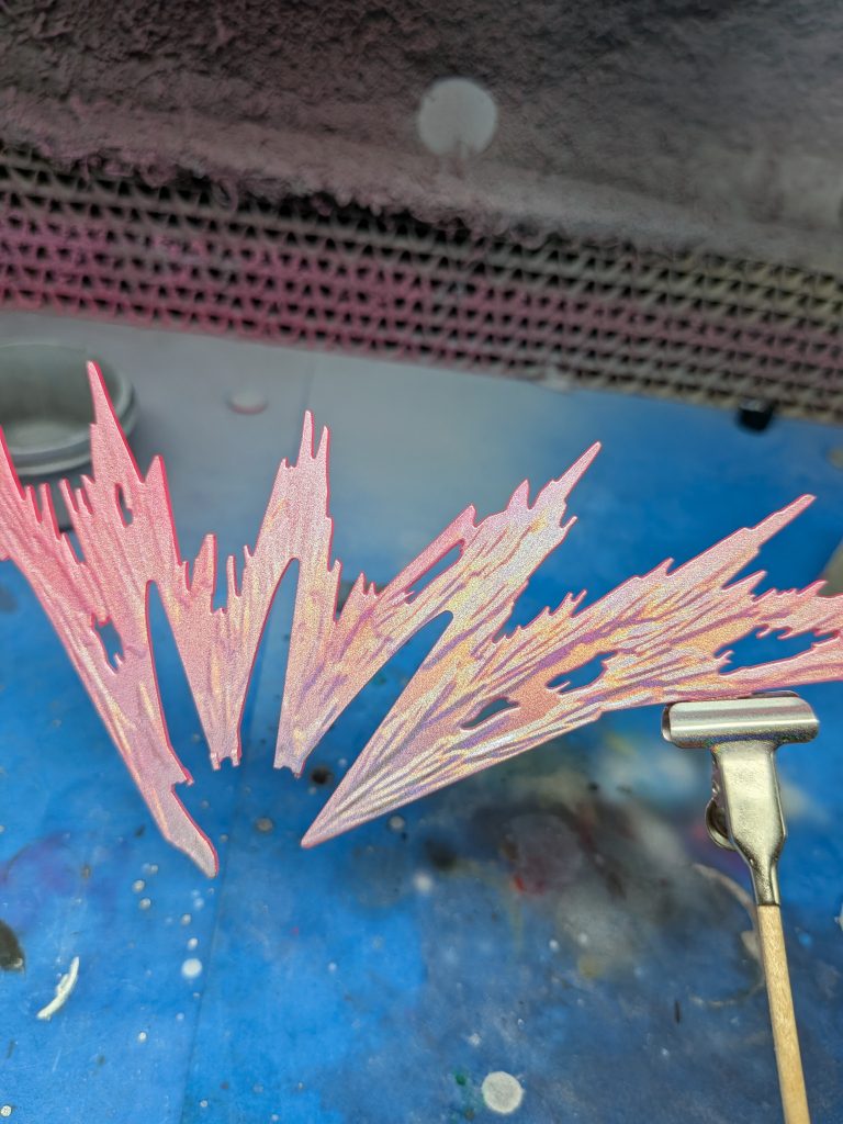 今回初めてガンダムマーカーのトランザムレッドと光の翼ブルー使ったんだけど 光の翼の表面はグラデーションかけてその後にエアブラシで吹いたんだけどグラデーションは薄くなるし 中途半端に吹いたからホロがほとんどでなかった笑(写真は厚めに吹いた光の翼の裏側)使うならクリアパーツにそのままがいいのかも 好みだけど😁