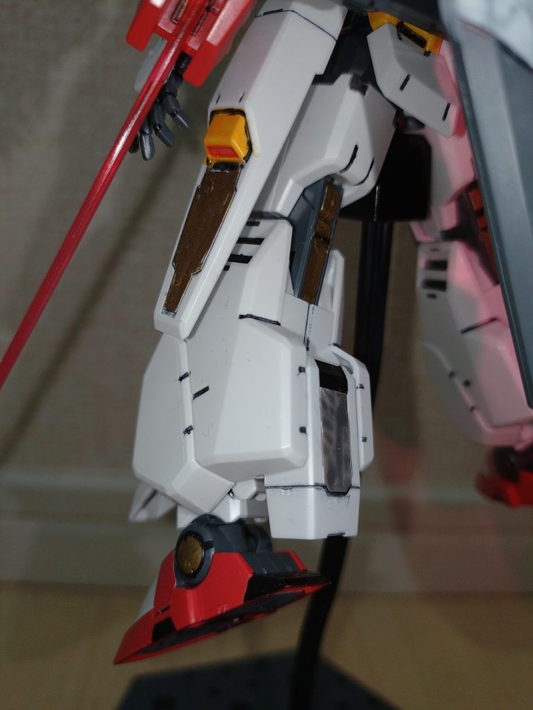 後ろから寄るとこんなかんじ。サイドアーマーやバーニア、見づらいですが足裏も塗装してあります。