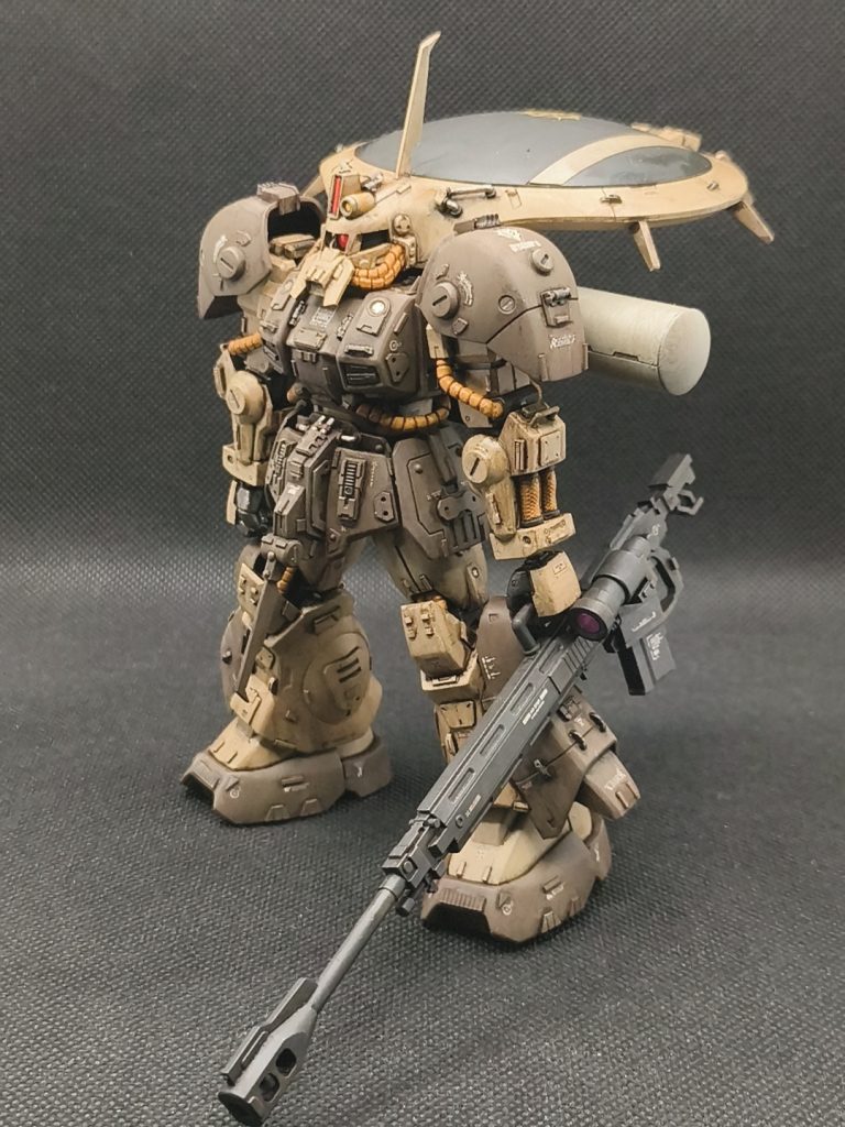 頭部センサーの上にツノがのっているのが嫌で移設しました！どうにも不安定そうに見えてしまって・・・色はタンと茶色（陸上自衛隊）のスプレー塗装に、ウェザリングカラーのグランドブラウンでウオッシングです