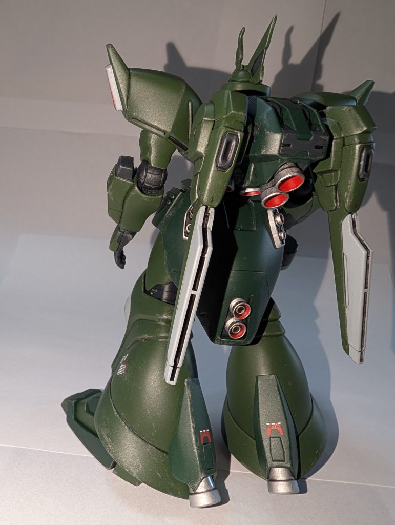 後ろ姿。バックパックはキャリバーンから改造。ふくらはぎ後ろ面は強化スラスター設定です。