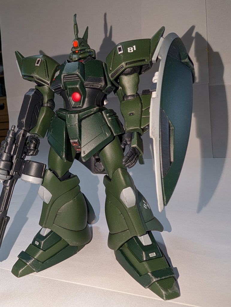 頭部はセンサーカメラ装備。センサー、モノアイは蛍光色で。めずらしく胸部、フロントスカート、シールドにスジ彫り入れました。