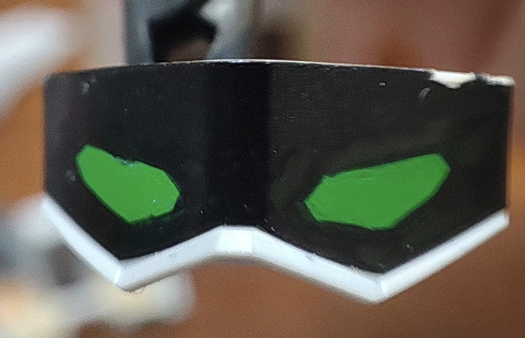 黒く塗りつぶしていい感じに目を描いてます