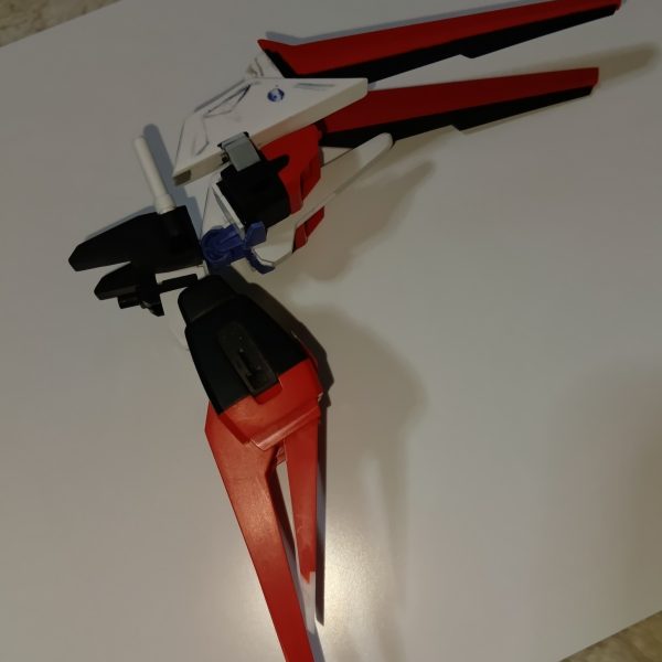 一応、考えていた駐機体勢の形にはなったと思われる何か虫みたいですが、広げるとエールに見える不思議途中がクスィーみたいに見えるのは私だけ？ディテールアップめんどくさいからぬってしまおうか悩み中（3枚目）