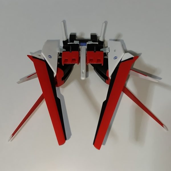 一応、考えていた駐機体勢の形にはなったと思われる何か虫みたいですが、広げるとエールに見える不思議途中がクスィーみたいに見えるのは私だけ？ディテールアップめんどくさいからぬってしまおうか悩み中（4枚目）