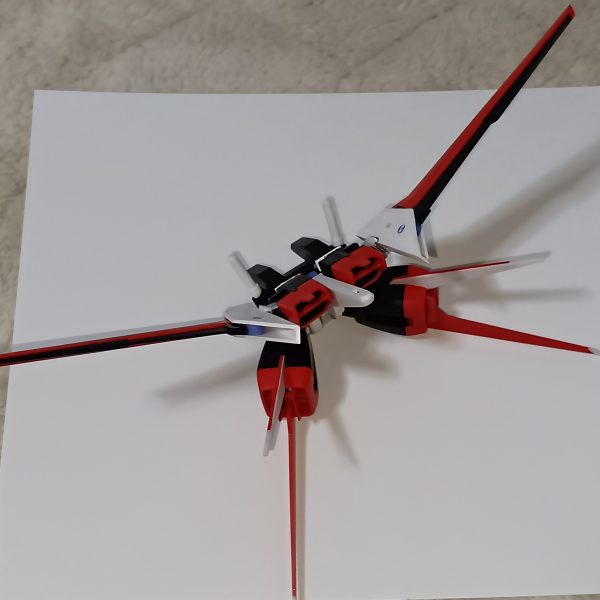 一応、考えていた駐機体勢の形にはなったと思われる何か虫みたいですが、広げるとエールに見える不思議途中がクスィーみたいに見えるのは私だけ？ディテールアップめんどくさいからぬってしまおうか悩み中（5枚目）